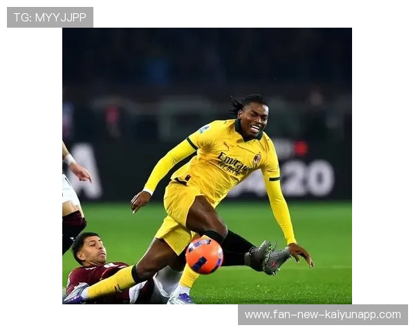 AC米兰前场抢断制造单刀，莱奥射门被侧扑挡住